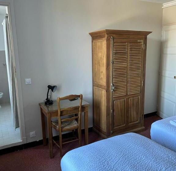 Отель Logis Hôtel Restaurant Le Louvre