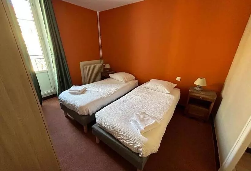 Hotelli Logis Hôtel Restaurant Le Louvre