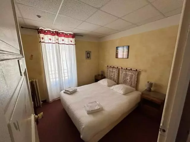 Hotelli Logis Hôtel Restaurant Le Louvre