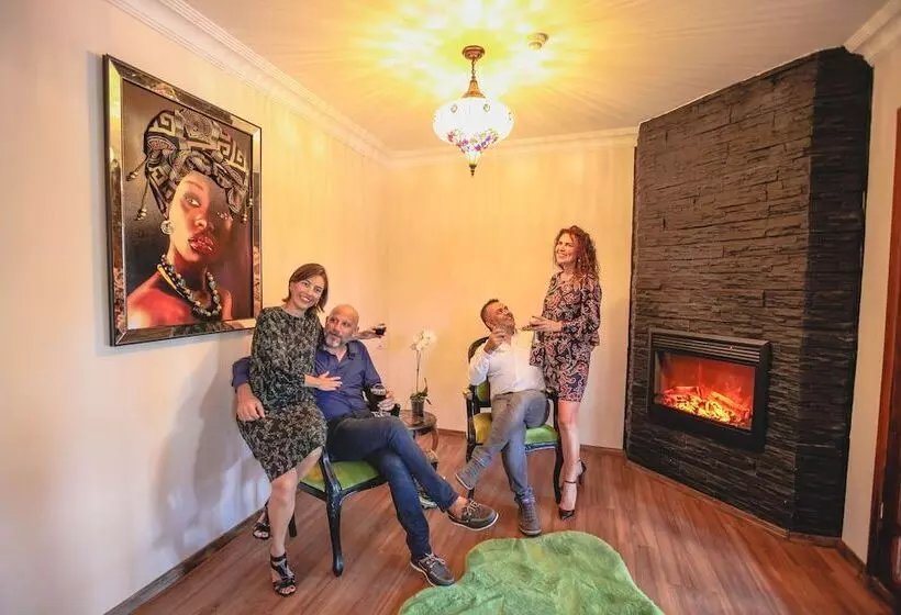 هتل The Red Witch Boutique