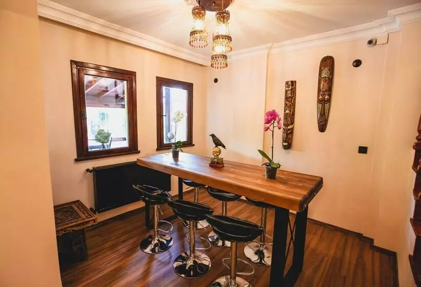 هتل The Red Witch Boutique