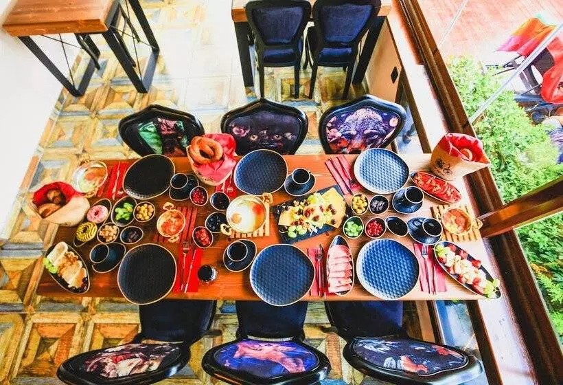 هتل The Red Witch Boutique