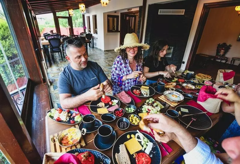 هتل The Red Witch Boutique