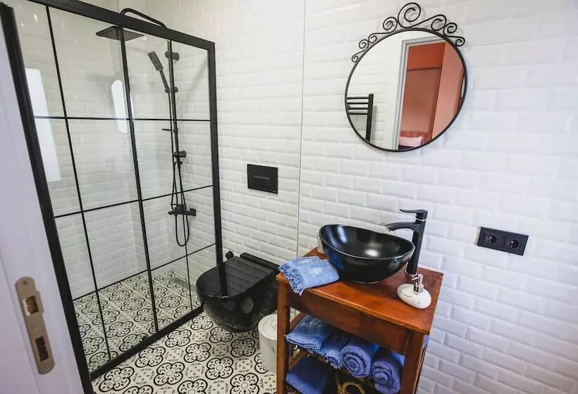 هتل The Red Witch Boutique