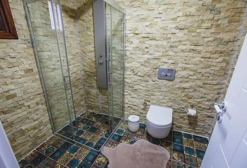 هتل The Red Witch Boutique