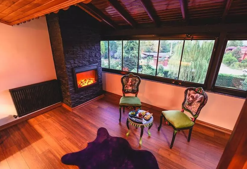 هتل The Red Witch Boutique