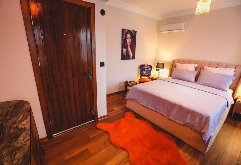 هتل The Red Witch Boutique