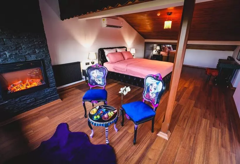 هتل The Red Witch Boutique