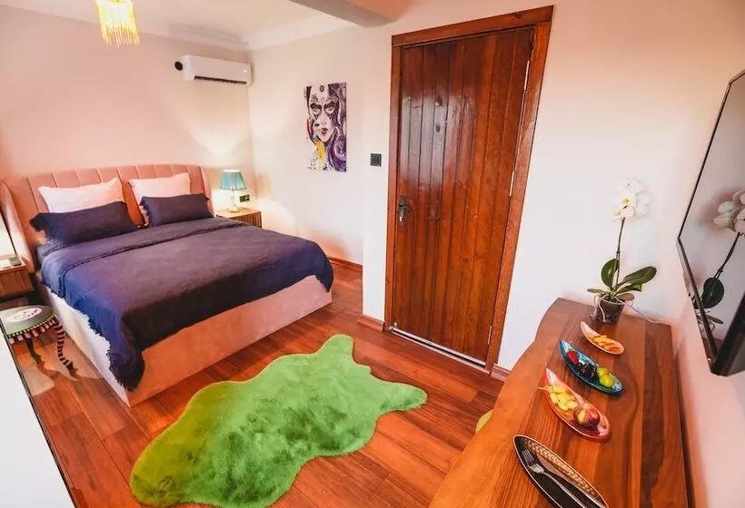 هتل The Red Witch Boutique