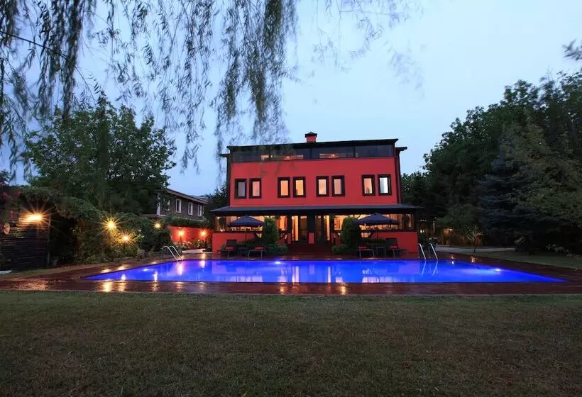 هتل The Red Witch Boutique