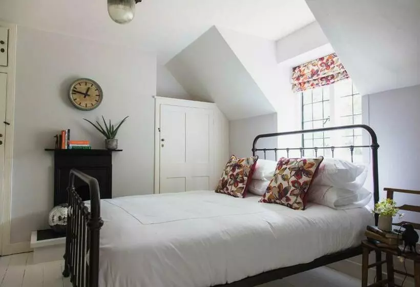 Majatalo Flore House