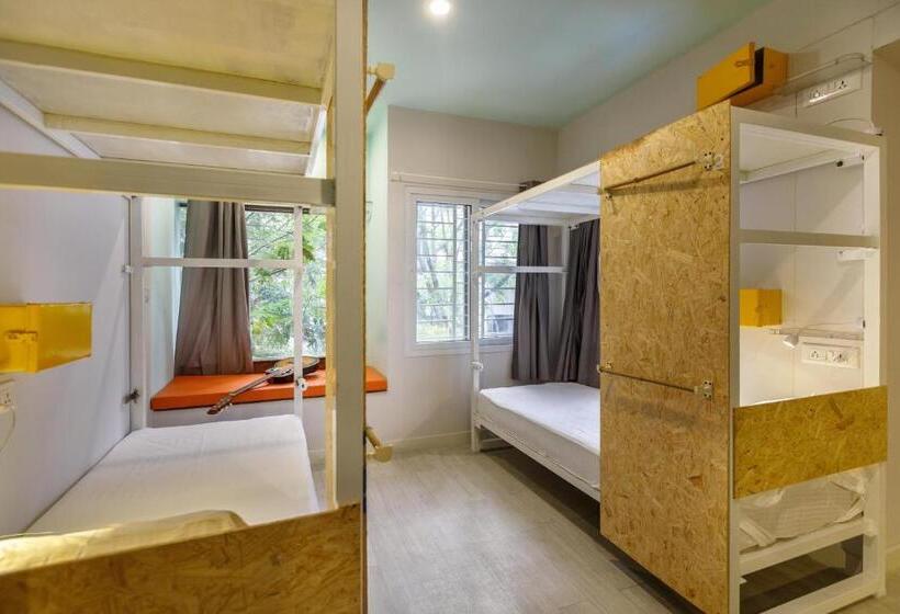 هاستل Locul Central   Church Street