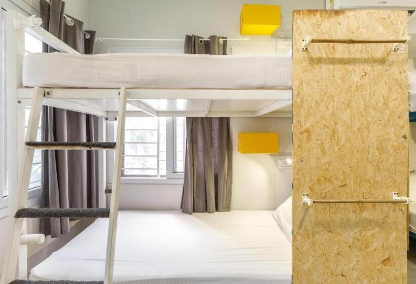 هاستل Locul Central   Church Street