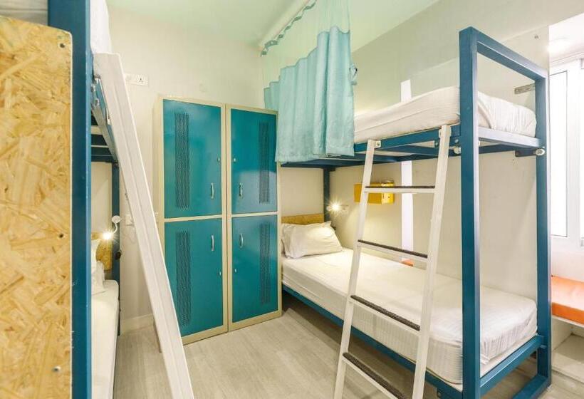 هاستل Locul Central   Church Street