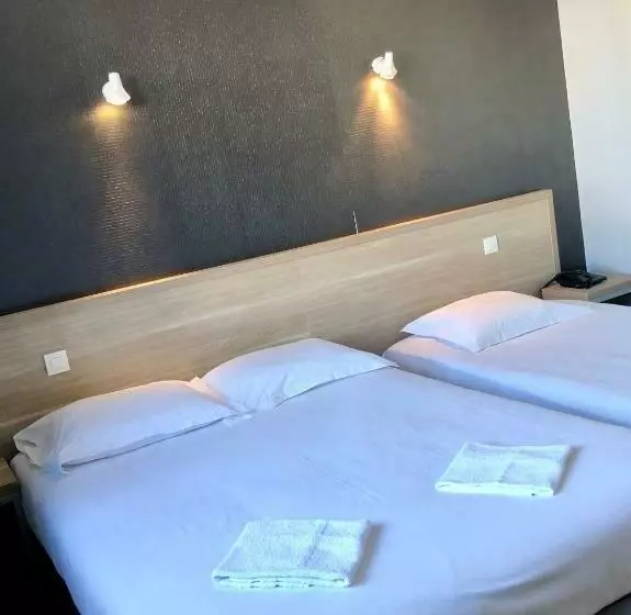 Hotelli Hôtel Le Bretagne Et Restaurant Le Papillon