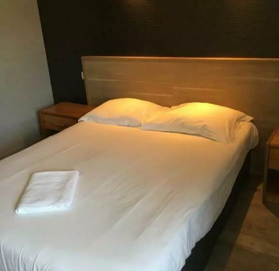 Hotelli Hôtel Le Bretagne Et Restaurant Le Papillon