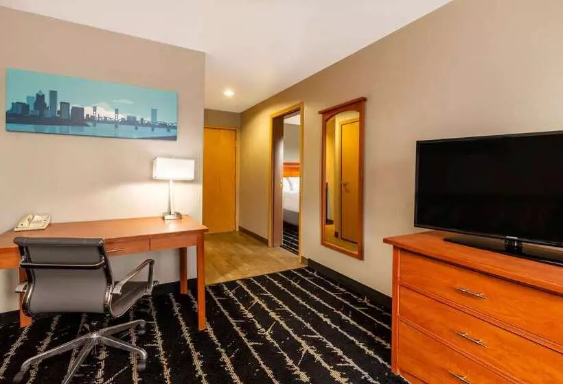 هتل La Quinta By Wyndham Vancouver