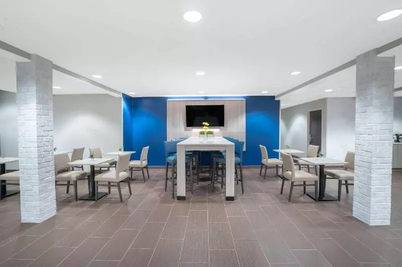 호텔 Quality Inn & Suites