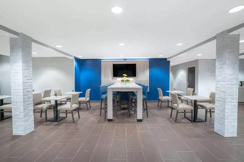 호텔 Quality Inn & Suites