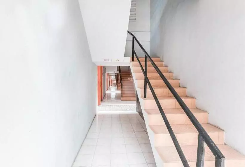 ホテル Oyo 1756 Amira Residence