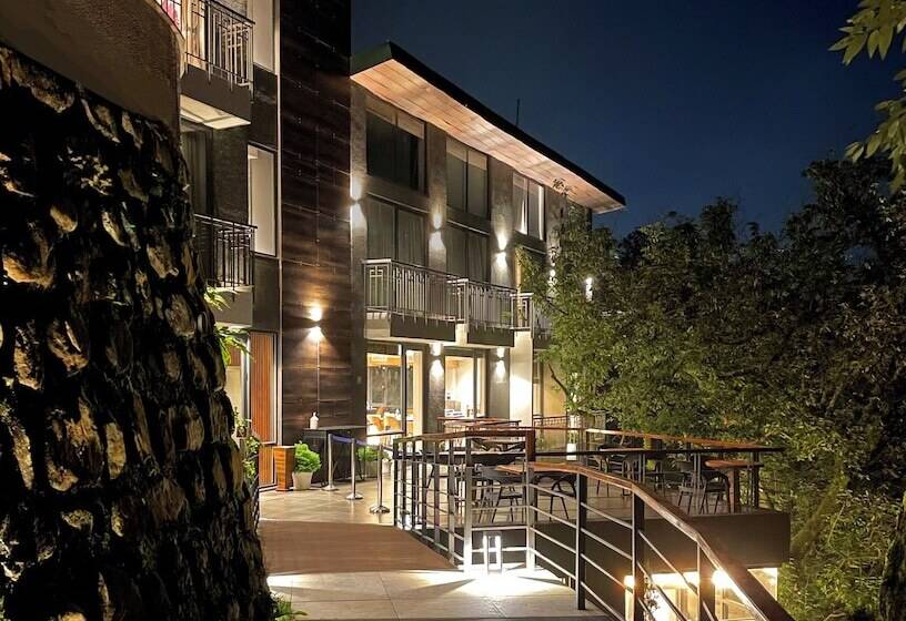 בית מלון כפרי The Rosefinch Sarovar Portico