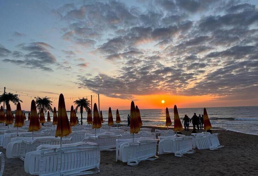 פנסיון Glow Guesthouse Costinesti