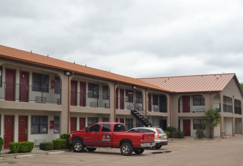 فندق على الطريق Deluxe Inn