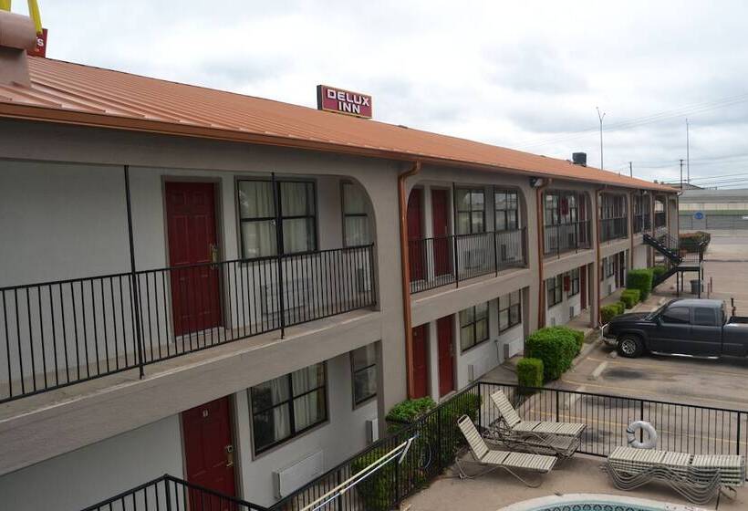 فندق على الطريق Deluxe Inn