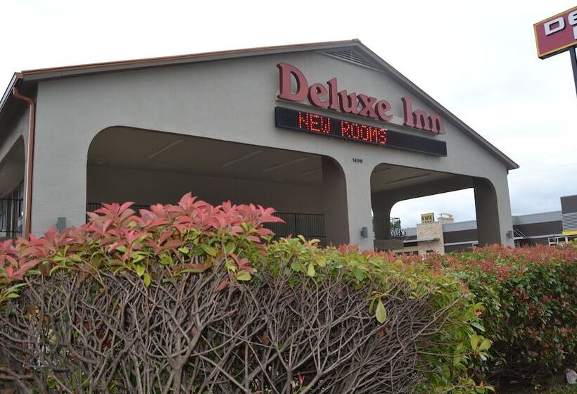 فندق على الطريق Deluxe Inn