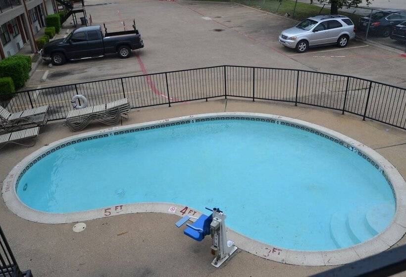 فندق على الطريق Deluxe Inn