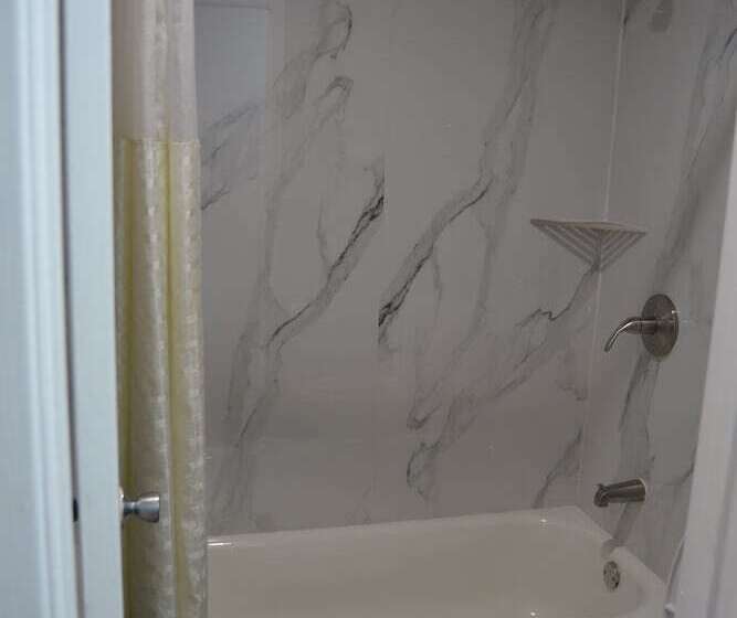 فندق على الطريق Deluxe Inn