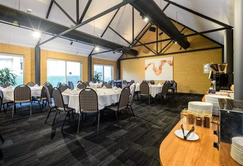 Lakeside Hotel And Conference Centre