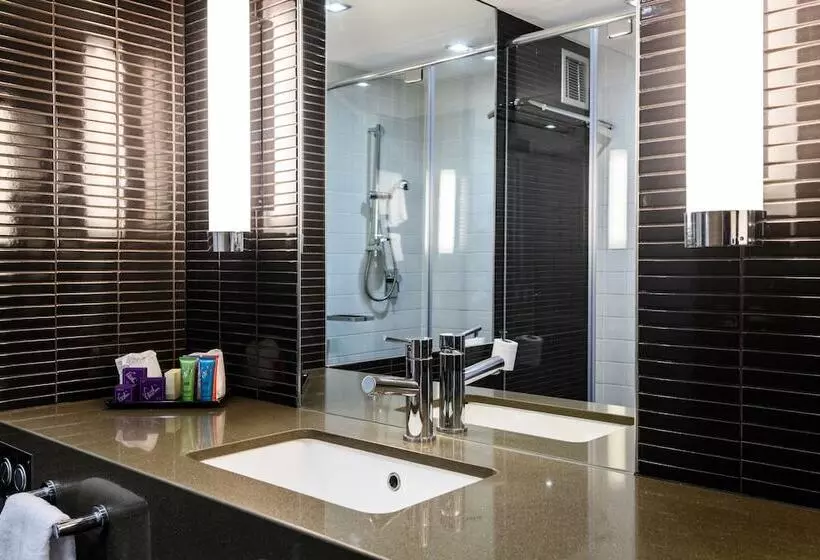 Lakeside Hotel And Conference Centre