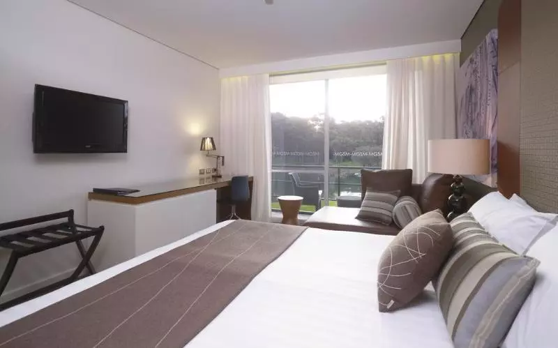 Lakeside Hotel And Conference Centre