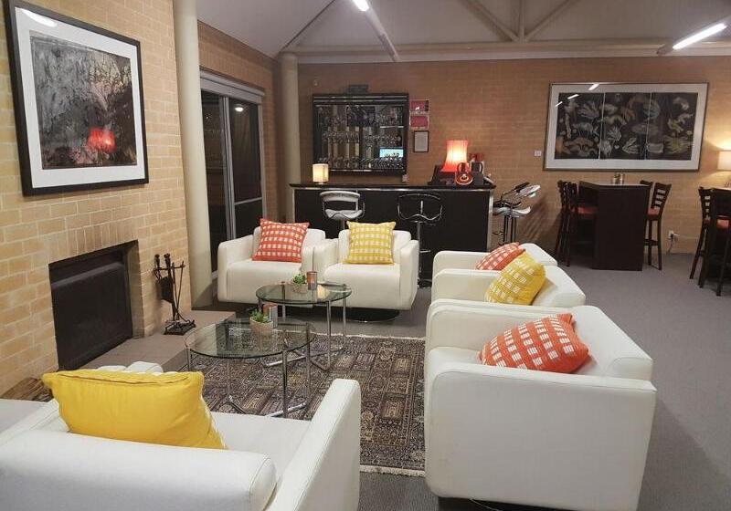 Lakeside Hotel And Conference Centre