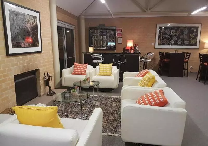 Lakeside Hotel And Conference Centre