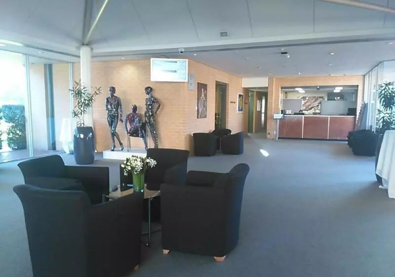 Lakeside Hotel And Conference Centre