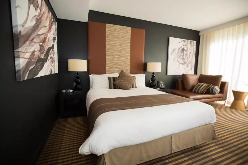 Lakeside Hotel And Conference Centre