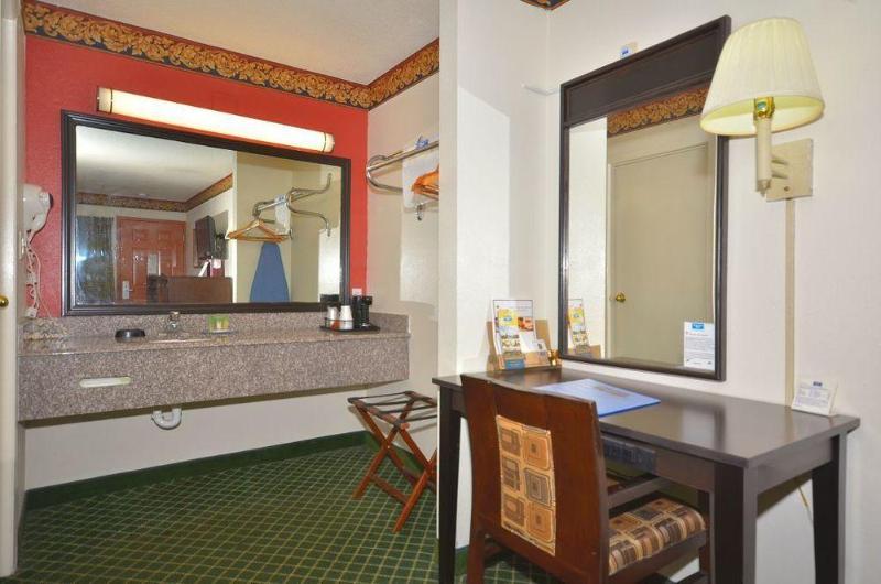 בית מלון כפרי Rodeway Inn San Antonio Lackland Afb Seaworld