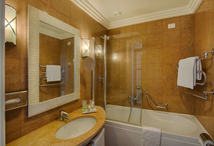 هتل NH Catania Parco Degli Aragonesi