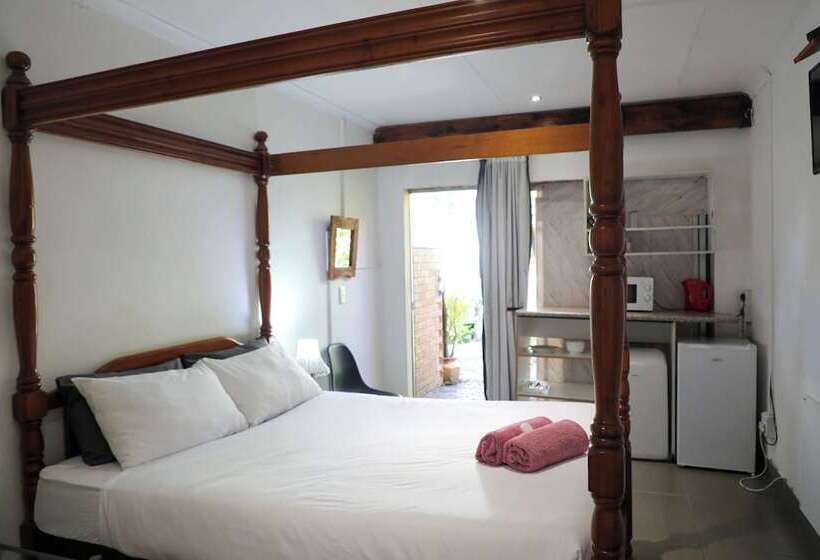 Hotel Golden Lantern Guest Lodge