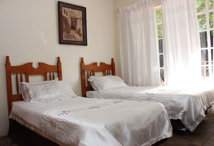 Hotel Golden Lantern Guest Lodge