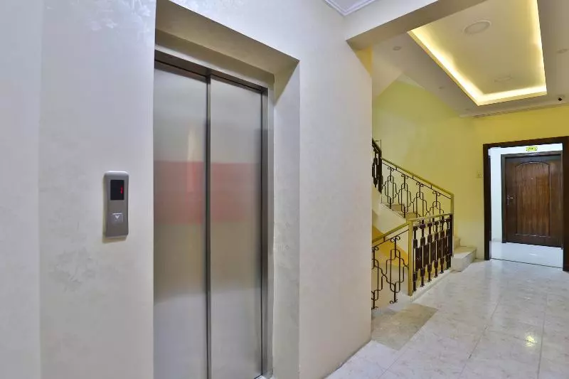 هتل The First Host 2 By Oyo Rooms
