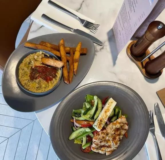 Hotelli Courtyard By Marriott London Heathrow Airport