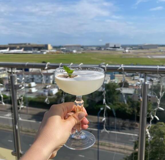 Отель Courtyard By Marriott London Heathrow Airport