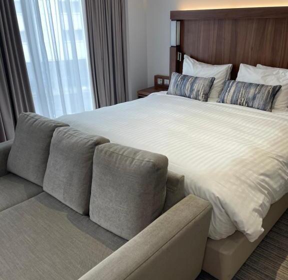 Отель Courtyard By Marriott London Heathrow Airport