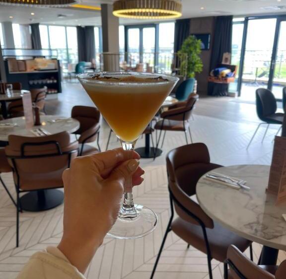 Отель Courtyard By Marriott London Heathrow Airport