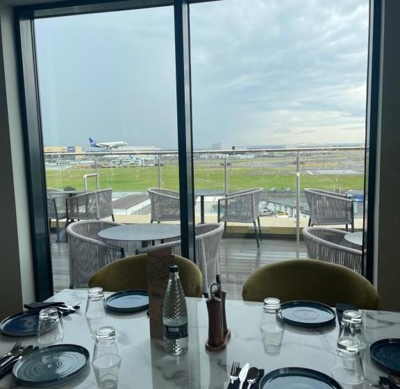 Отель Courtyard By Marriott London Heathrow Airport