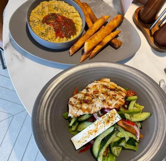 Отель Courtyard By Marriott London Heathrow Airport