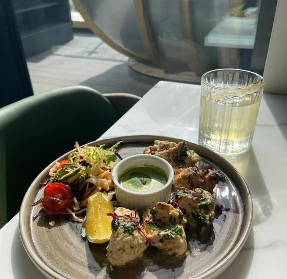 Отель Courtyard By Marriott London Heathrow Airport